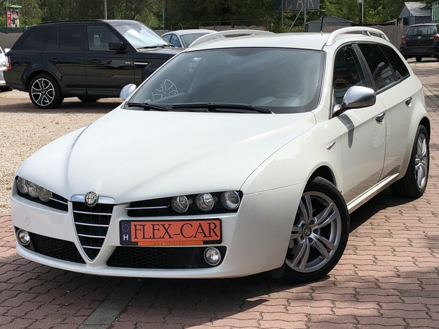 ALFA ROMEO 159 SW 2.0 JTDm 16V Distinctive VEZETETT SZERVIZKÖNYV-FEKETE BELSŐ-NAVI!